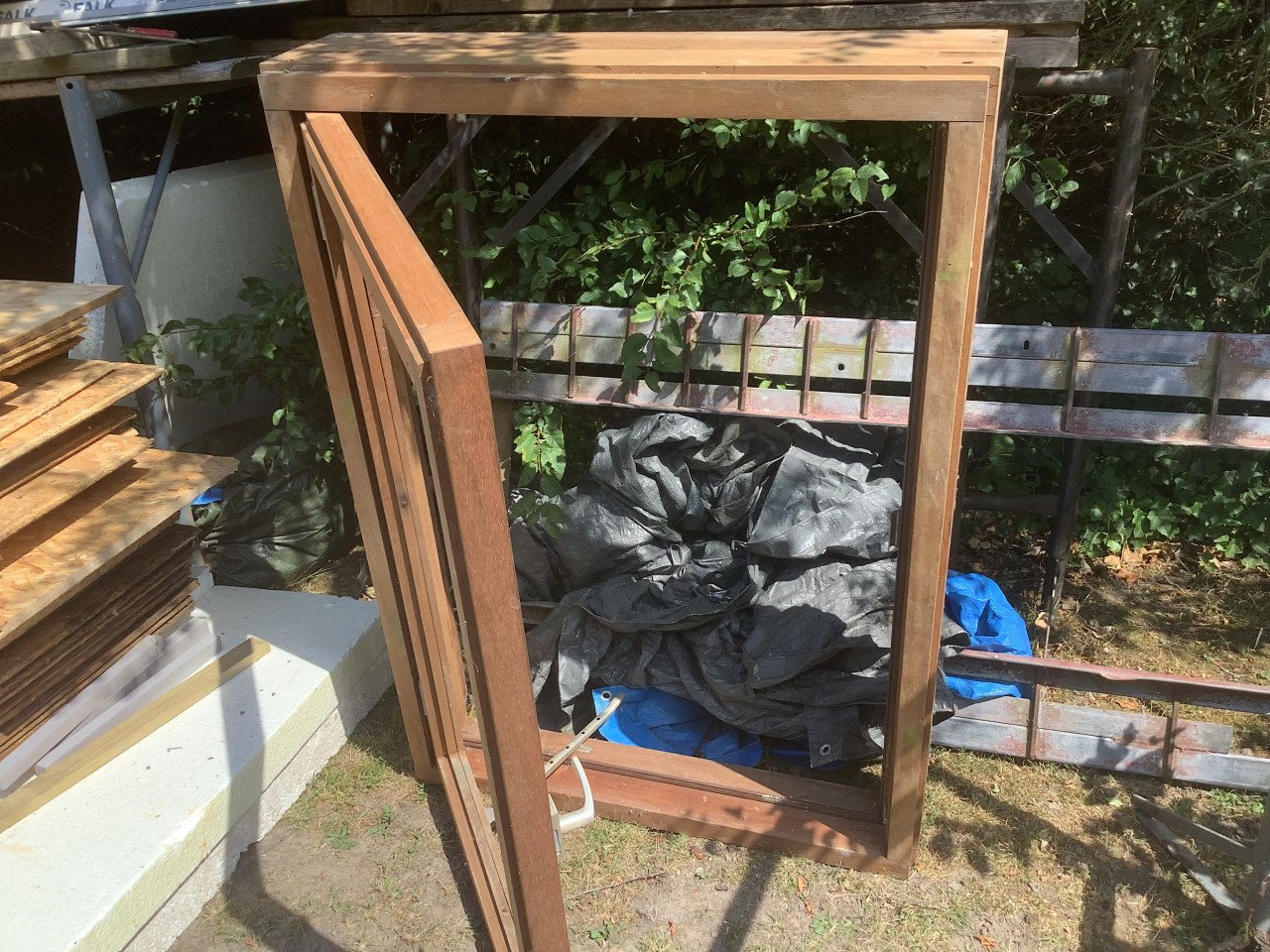 Te koop hardhouten kozijn met draaibaar raam naar buiten