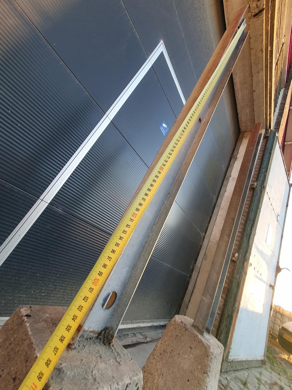 2x Betonpoer met H-profiel voor hek, schutting of volkstuin.