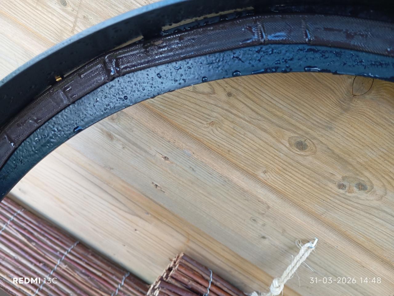 Ovaal zwart ijzeren raam met dubbel glas 510x640.