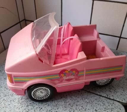 Leuke kunststof Barby jeep en poppen draagbak
