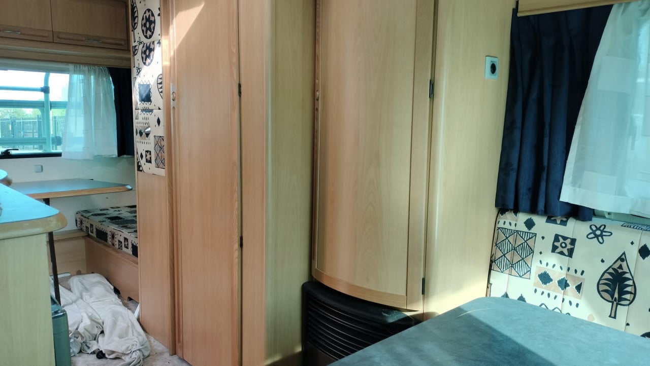 Adria Unica 431 met voortent en luifel en uitbouw
