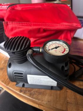 Batteriij oplader en pomp voor banden