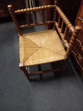 Oude kast en stoeltjes