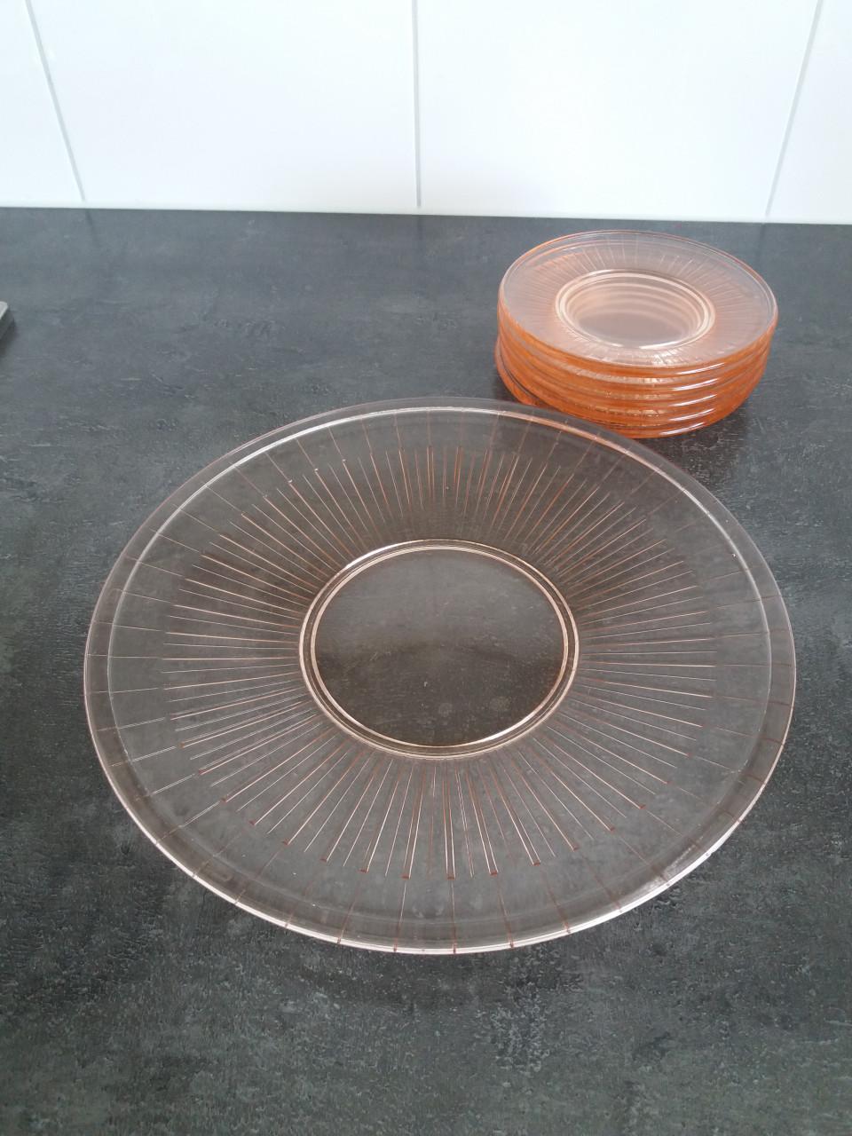 Oud roze glas gebakstel