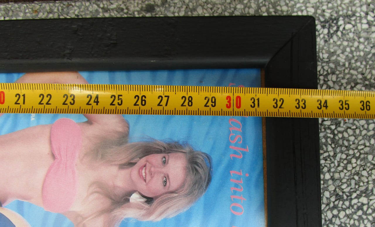 Ingelijste folder van dames badkleding achterontspiegelt glas.