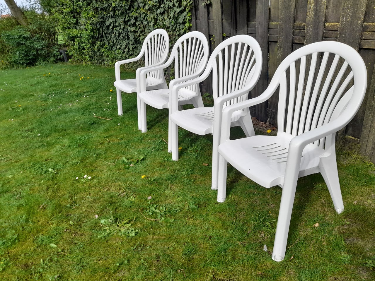 4 Tuinstoelen (stapelbaar) in goede nette staat )