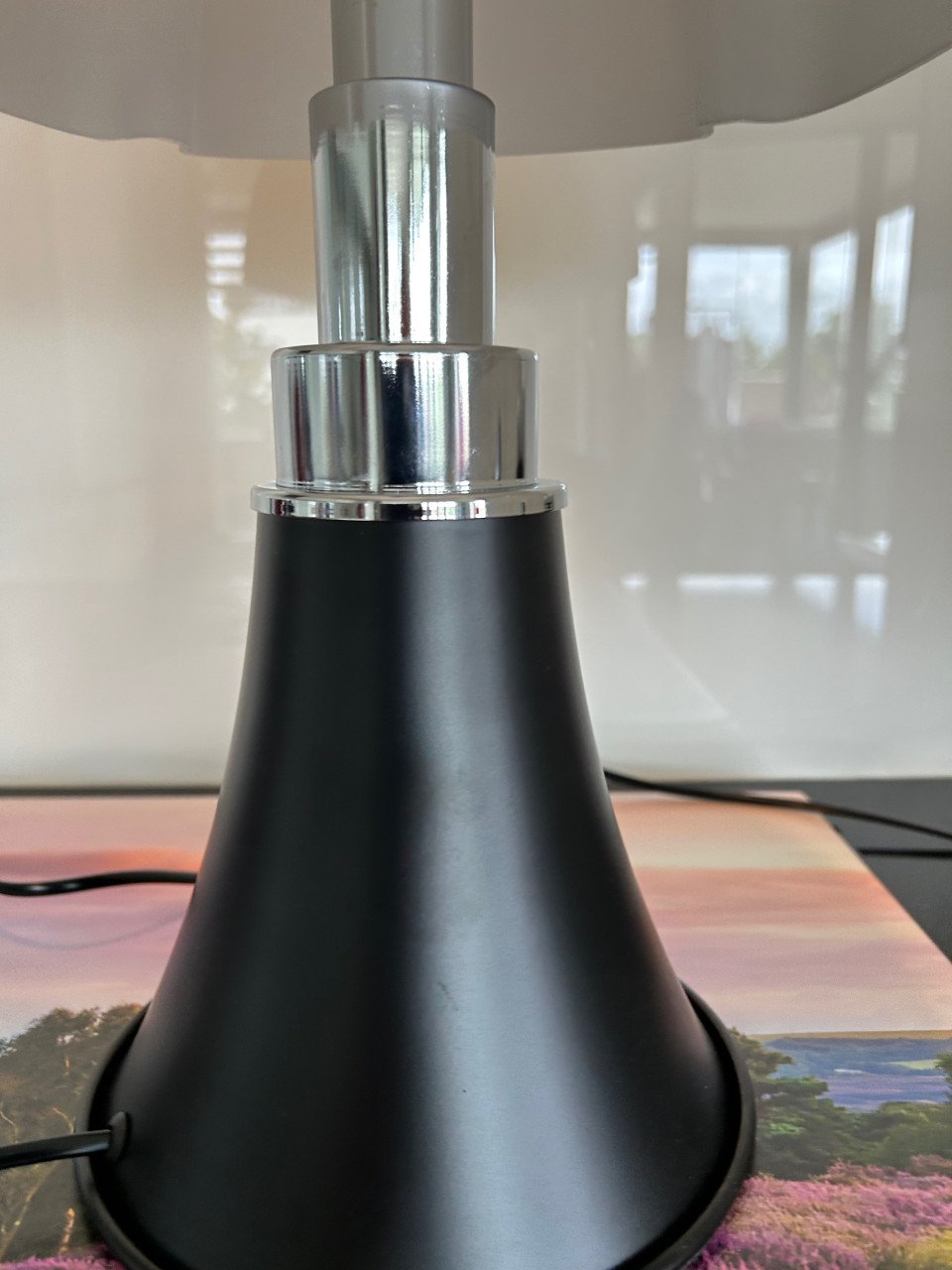 Designer tafellamp met zwarte voet