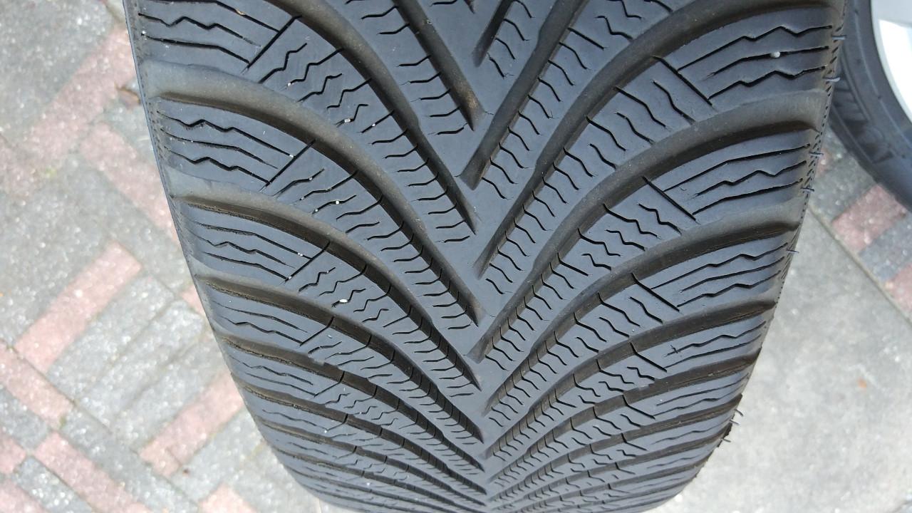 VW Golf Winterbanden + Dijon Velgen 17 inch Orgineel Top Staat