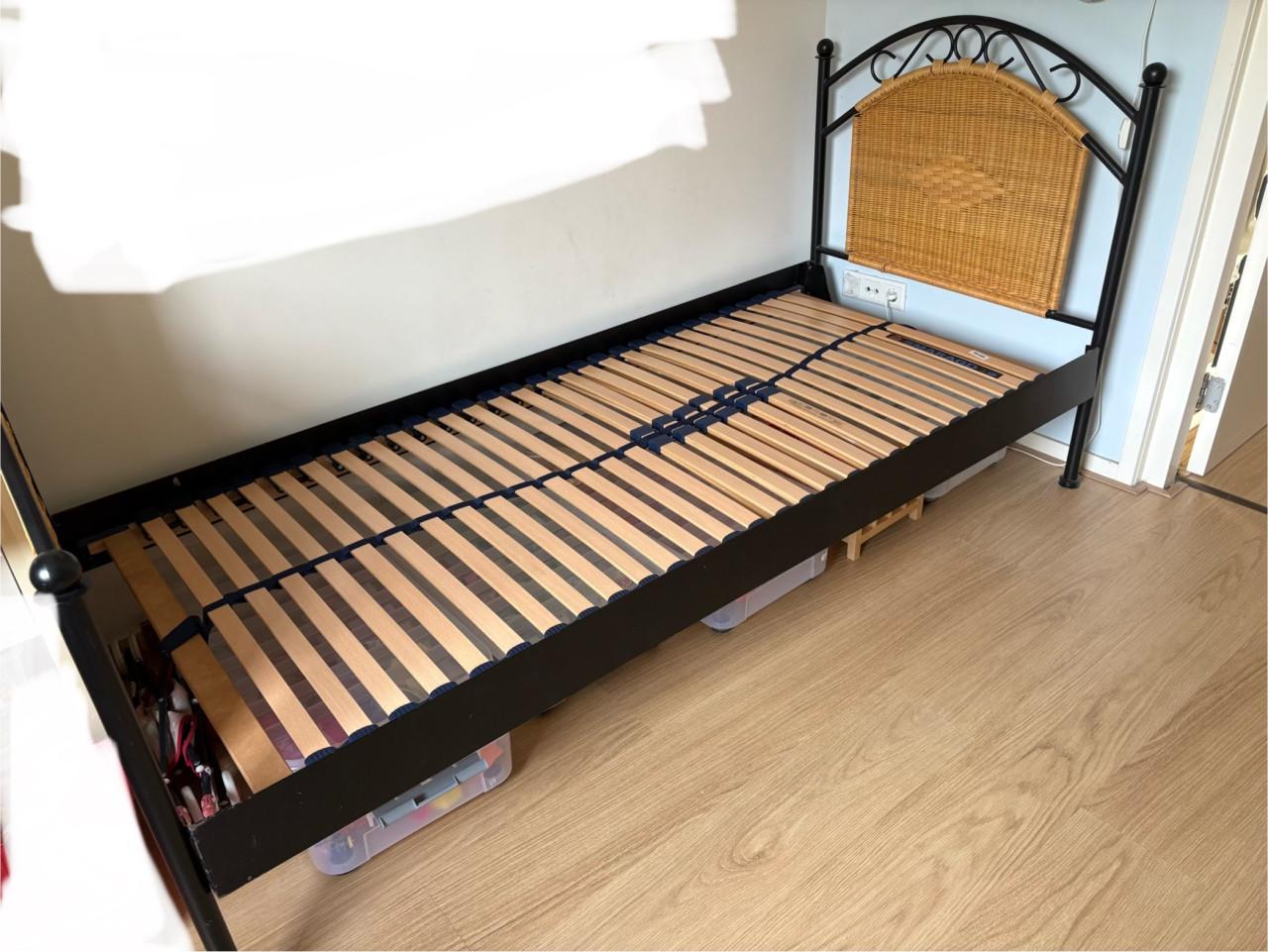 Zwart ijzeren bed; 90x200 met rotan