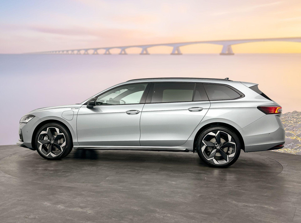 Skoda Superb sportline business 1.5 tsi phev 150 kw / 204 pk co
