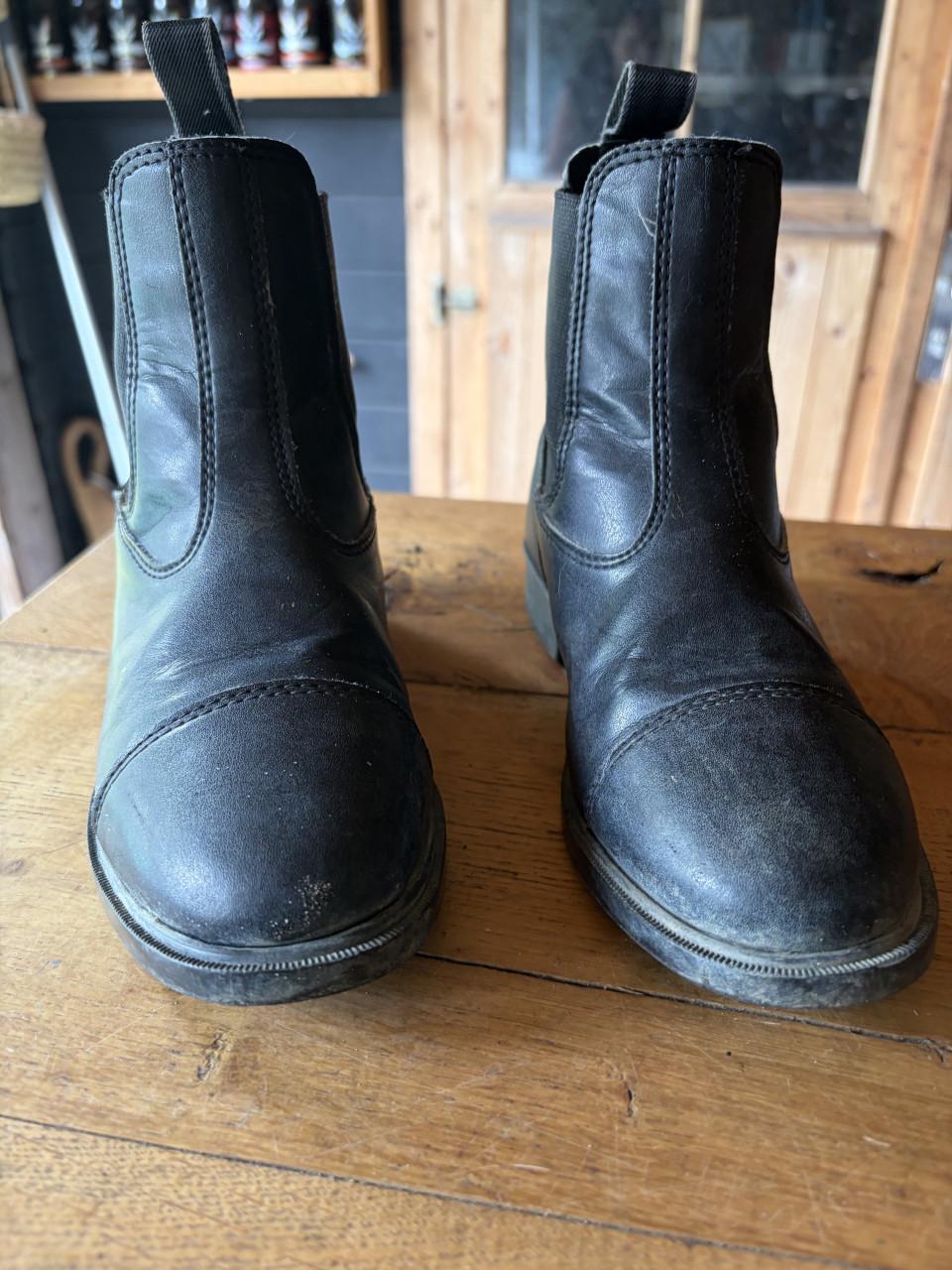 Paardrijlaarsjes jodhpurs 33 en stal klompen 32 (valt ruim)