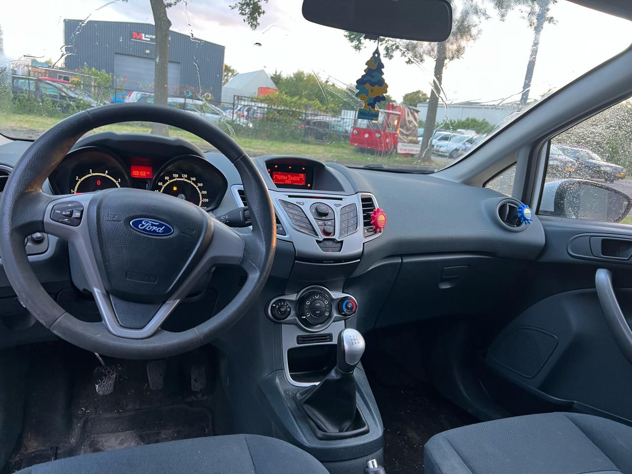 Ford Fiesta 1.4 Trend Black on white Jaar Apk