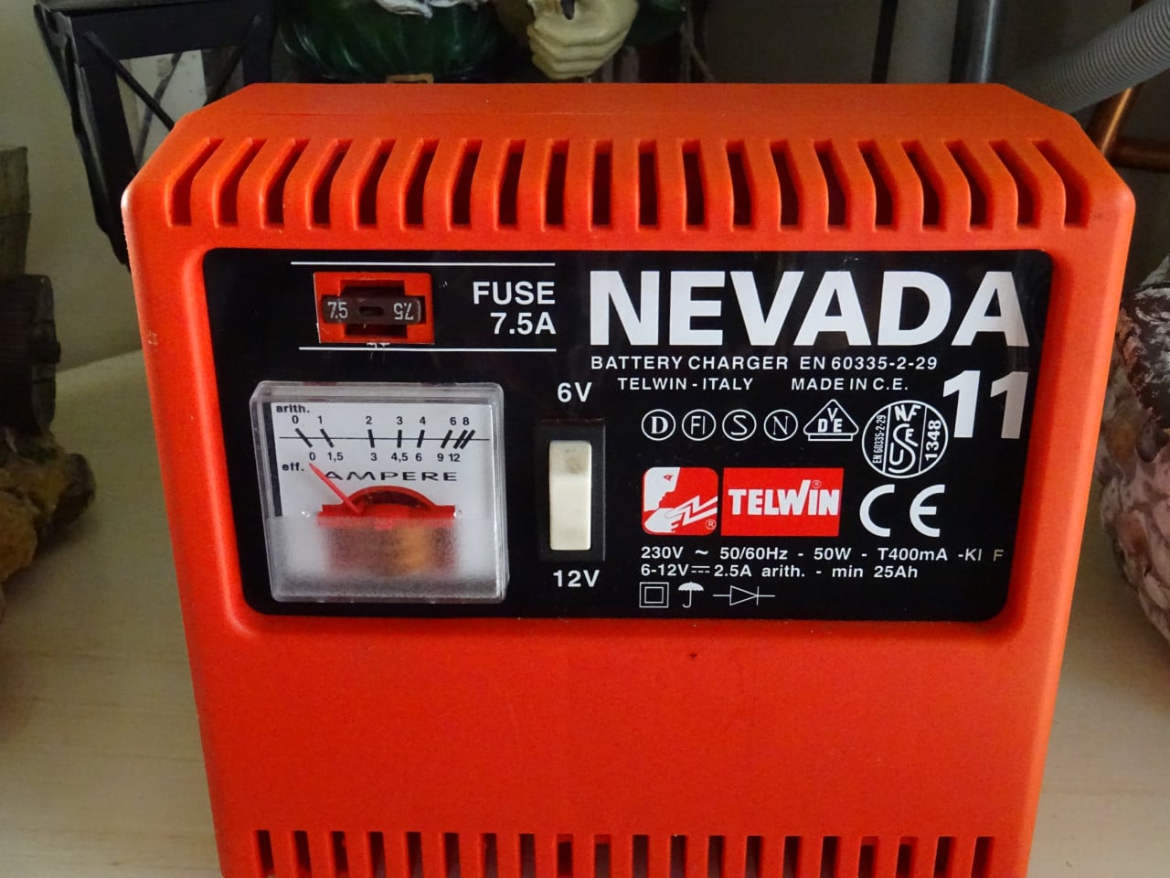 Nog bijna niet gebruikte battery charger 6 en 12 volt lader zie foto s