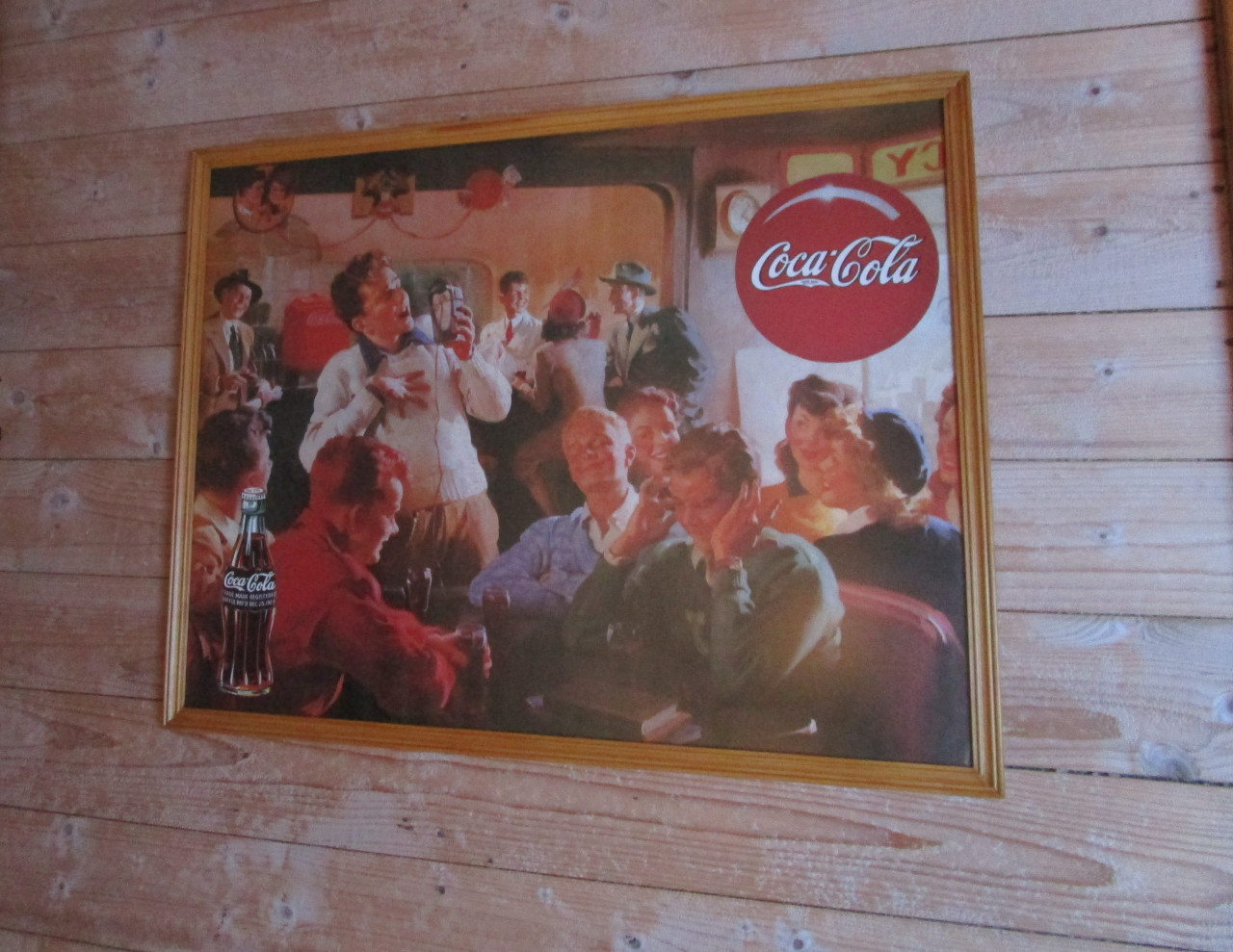 Houtenlijst Coca Cola prent achter ontspiegel afm:72x57 cm.