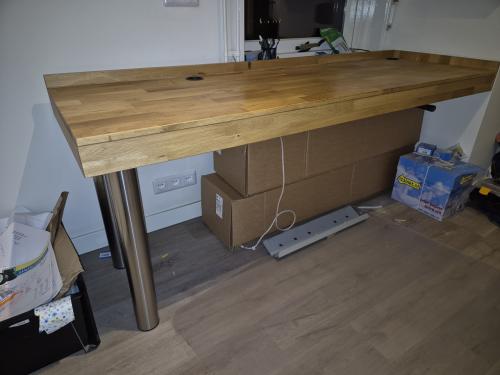 Zelfgemaakt ondiep bureau van eiken timmerpaneel.