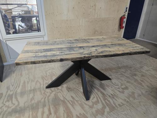 Robuuste eettafel van oud eikenhout met stalen onderste