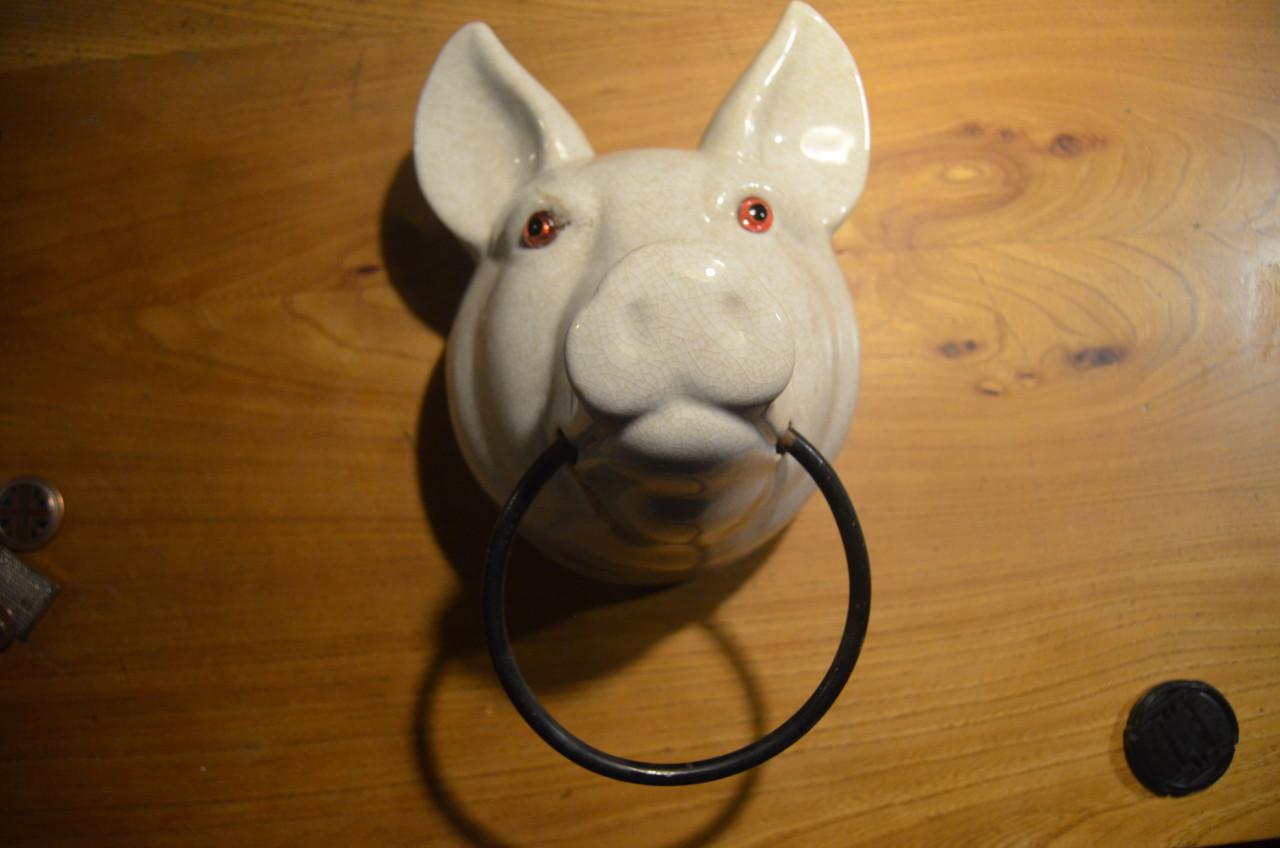 Varken om je doeken op te hangen, keramiek.