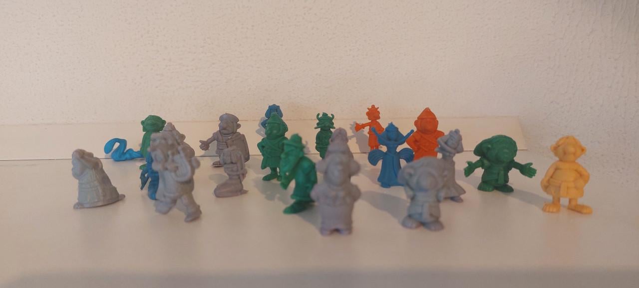 Te koop 21 Asterix en Obelix plastic figuurtjes uit de jaren 70