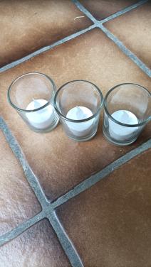 3 Glaasjes met nep waxinelichtje. Hoogte glaasjes 6 cm. Exclusief batterije