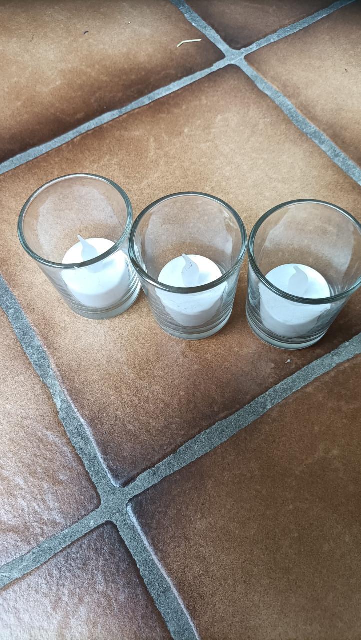3 Glaasjes met nep waxinelichtje. Hoogte glaasjes 6 cm. Exclusief batterije