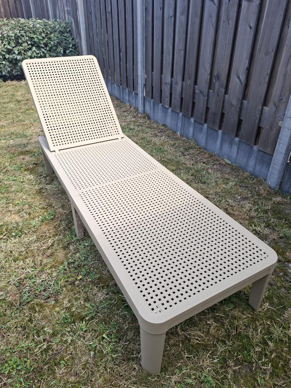 Mooi beige ligbed van Woood