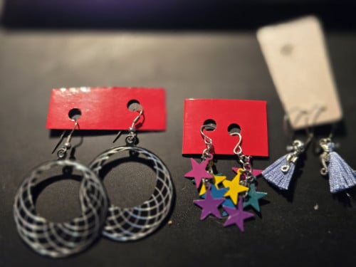 3 Paar oorhangers  Cirkels zwart, sterretjes, Kwastjes met zeepaardje