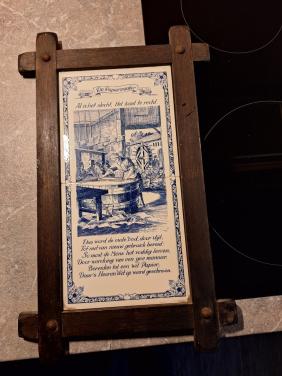 Tegeltjes ingelijst.