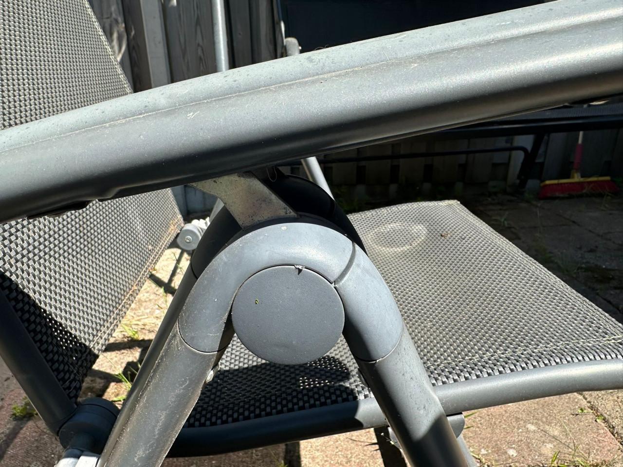 Vier tuinstoelen + opbergbak + tuintafel