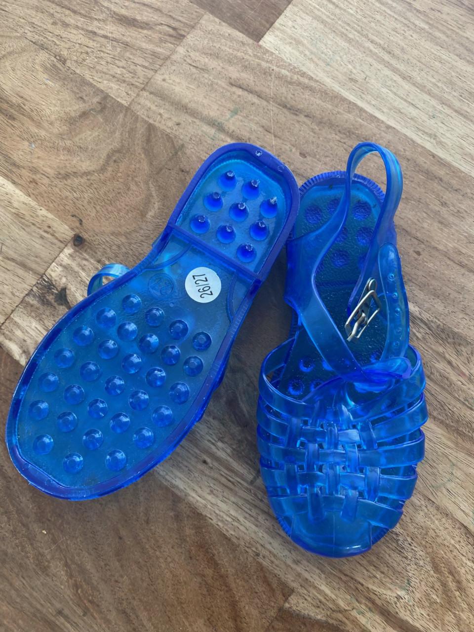 Waterschoenen maat 26-27 en 29.