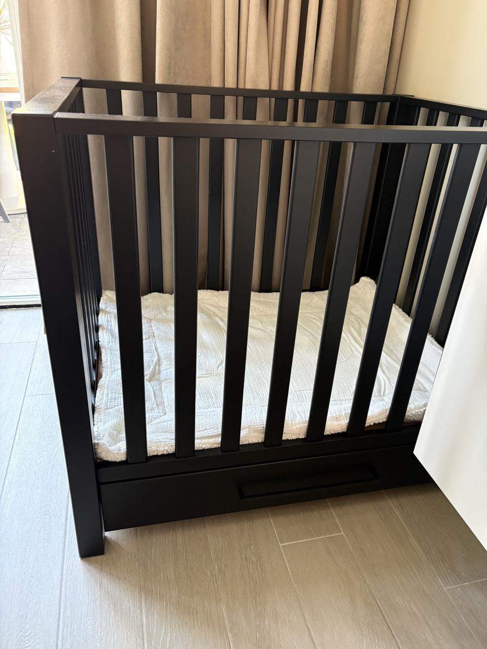 Zwarte box met lade