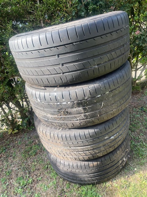 Te koop 4 velgen met banden komen onder een golf gtd vandaan