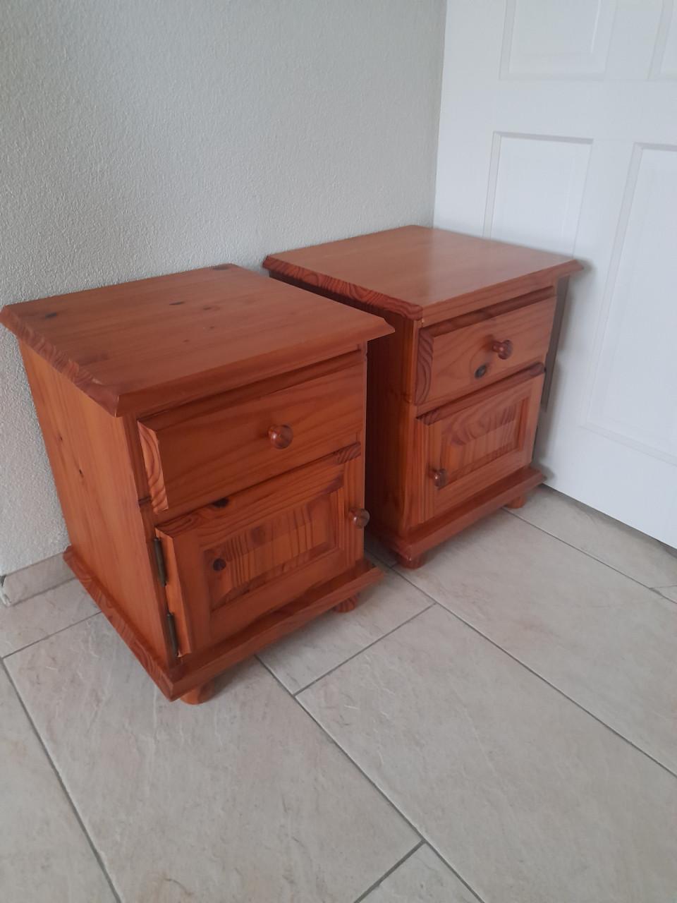 2 Nachtkastjes 44 x 44 x 55H ( in goede nette staat )