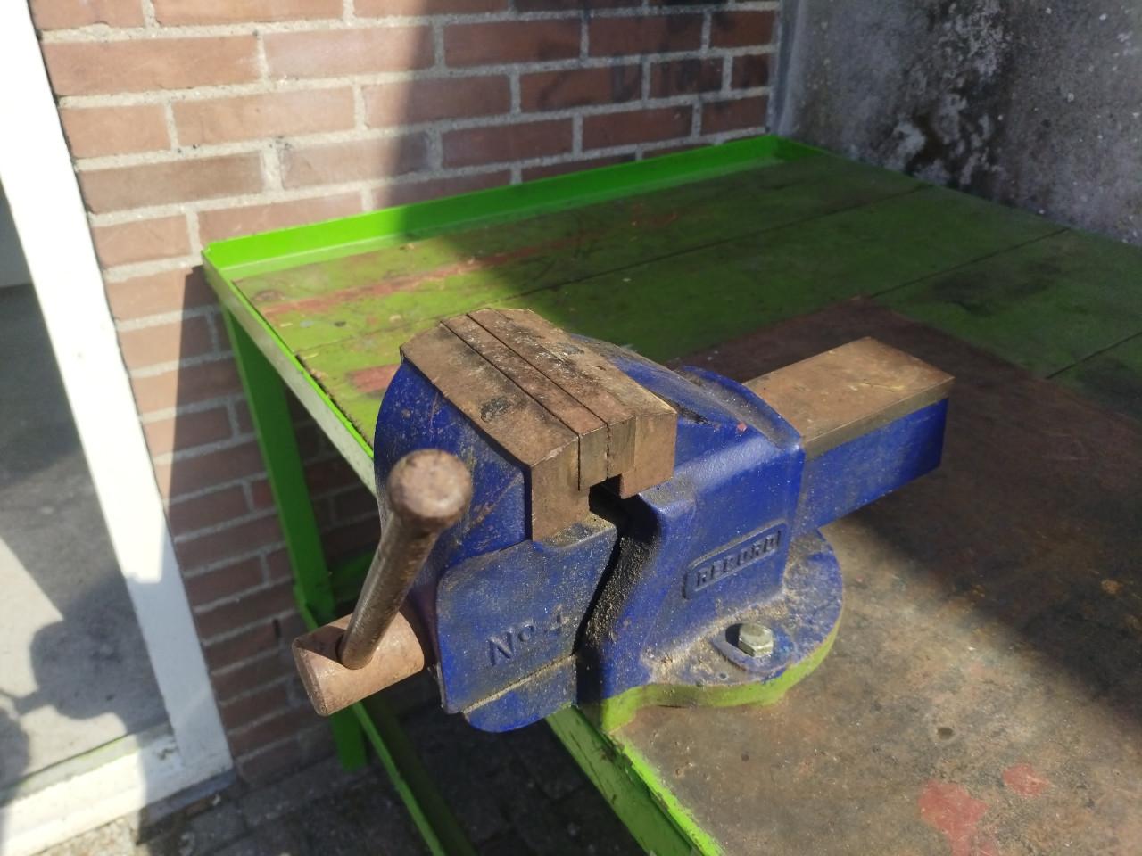 Gratis: zware werktafel met bankschroef