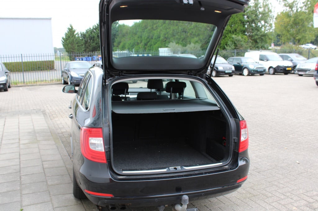 Skoda Superb combi 1.6 tdi champs elys.