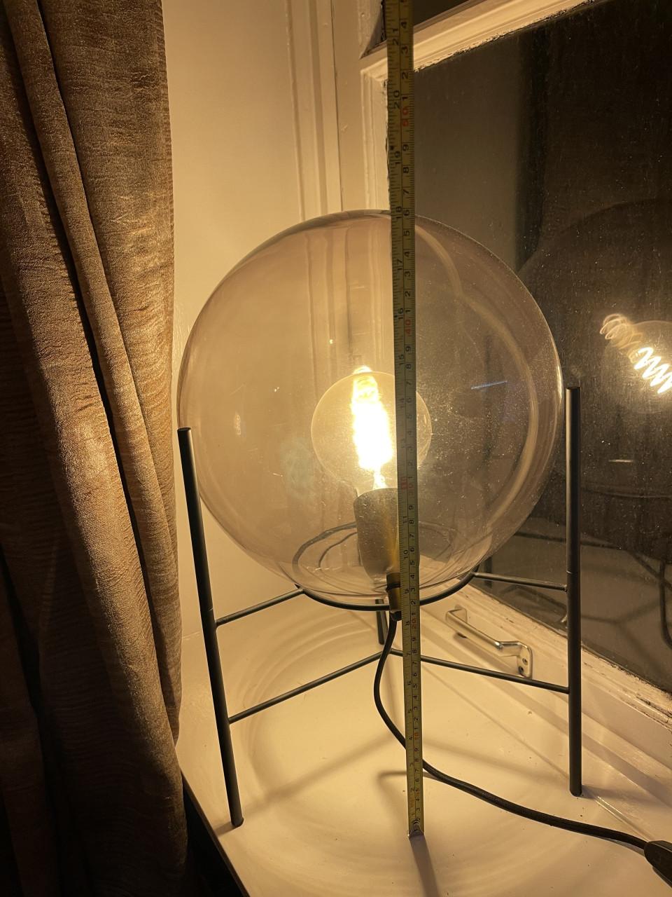 Ophalen! Industriële lamp op driepoot.