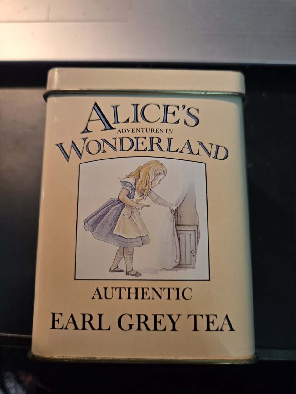 TheeBlik van Earl Grey met afbeeldingen van Alice in Wonderland.