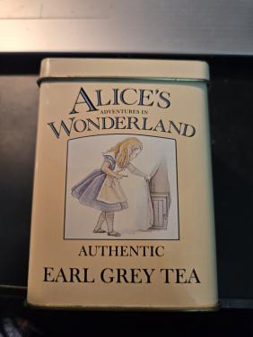 TheeBlik van Earl Grey met afbeeldingen van Alice in Wonderland.