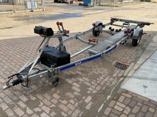 Kalf enkelas boottrailer 1800kg 6,2m met grote beurt en elektrische lier