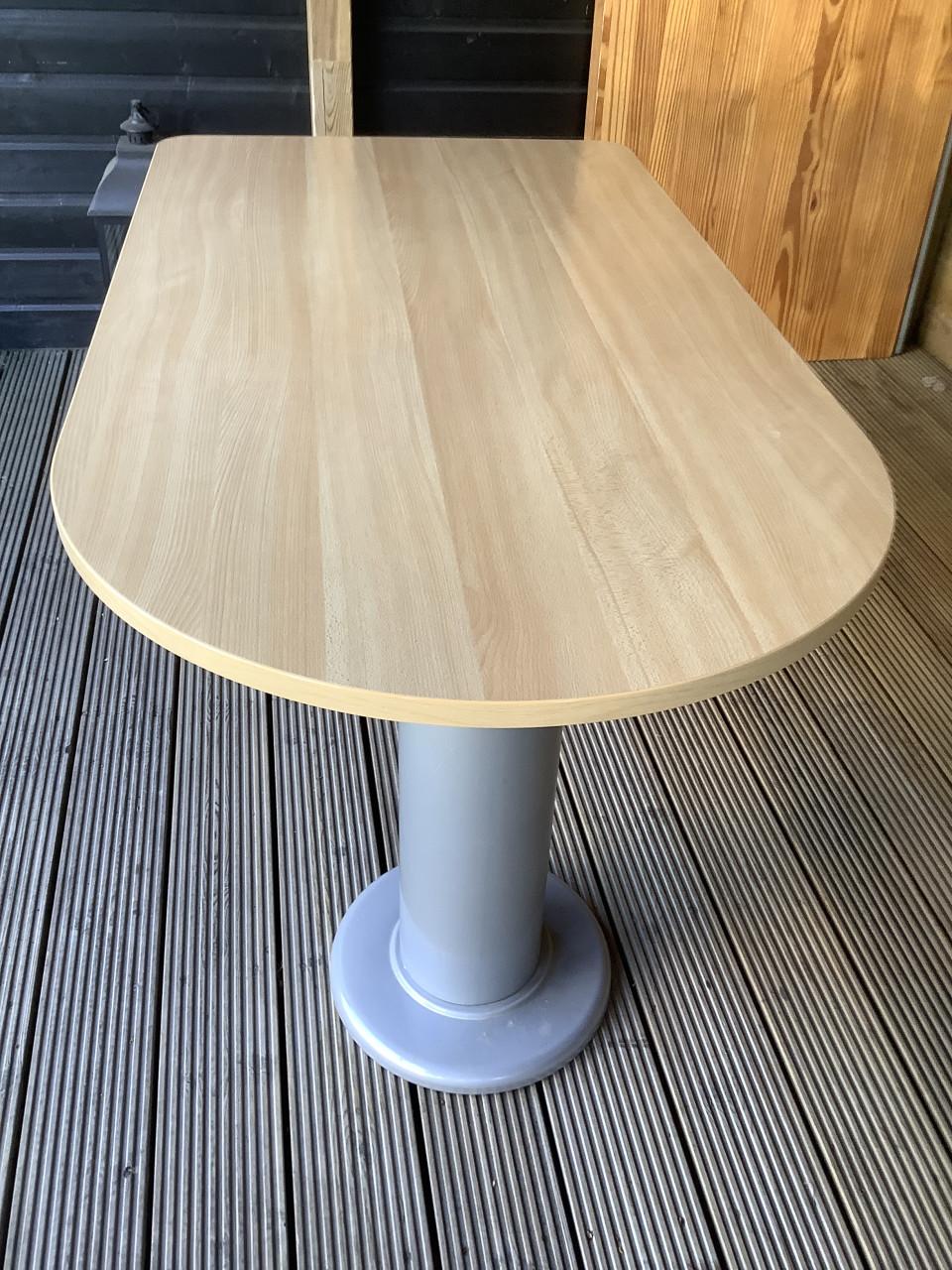 Keukentafel metalen onderstel met blank beuken blad. Afmeting: 150x80cm 75h