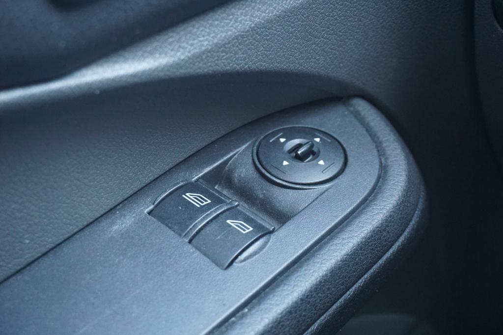 Ford C-max focus 1.6-16v futura airco / elektr. ramen / cruise / trekhaak /