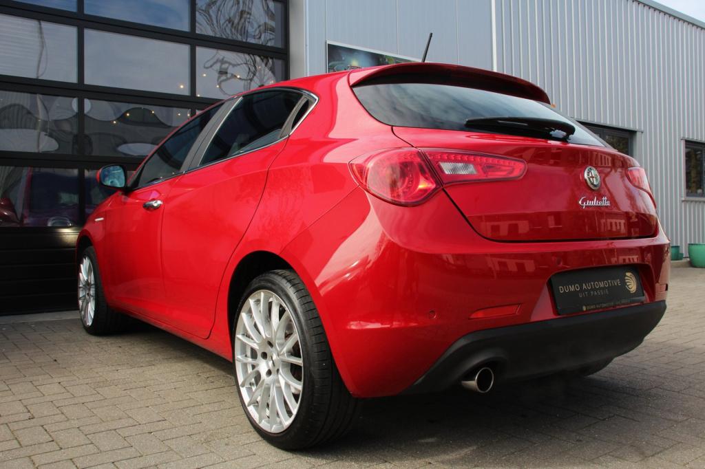 Alfa Romeo Giulietta 1.4 turbo turismo -170 pk - trekhaak - panoramadak - p