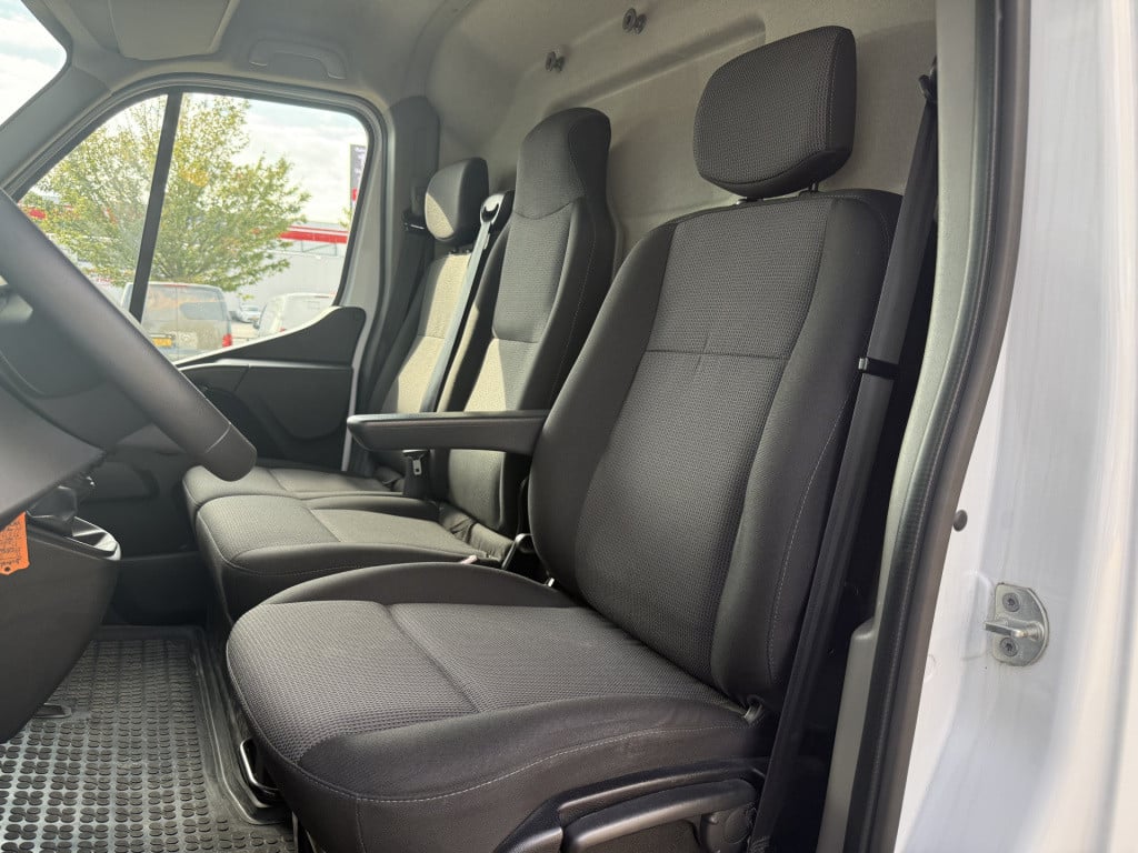 Renault Master t35 2.3 dci 135 l2h2 | trekhaak | navi | carplay | cruisec. 