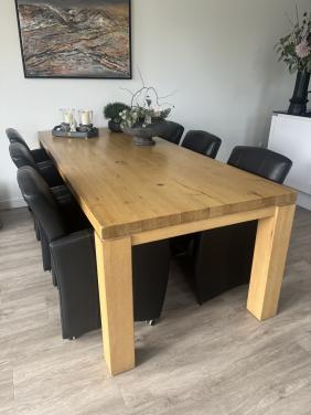 Eettafel licht massief eiken met 6 leren armstoelen