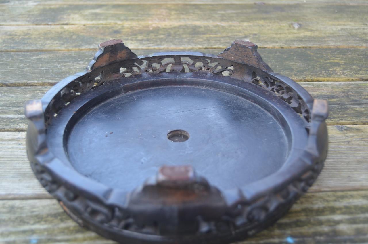 Flinke gesneden Chinese onderzetter voor een vaas