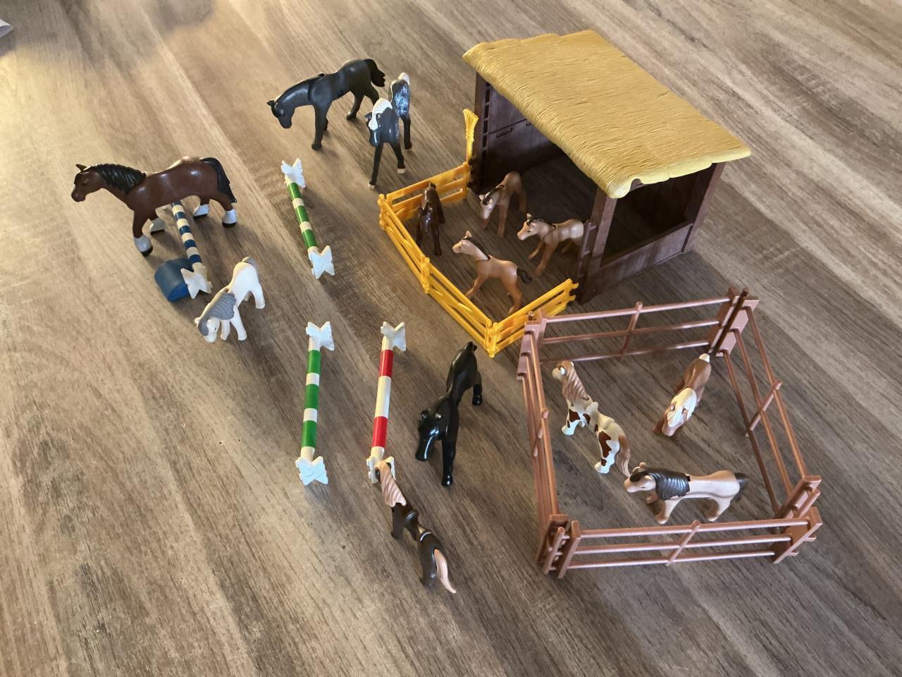 Playmobil paarden met stal