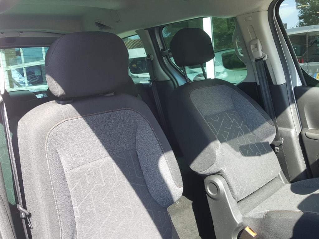 Peugeot Partner tepee 1.2 110pk active | trekhaak | apple carplay | airco |