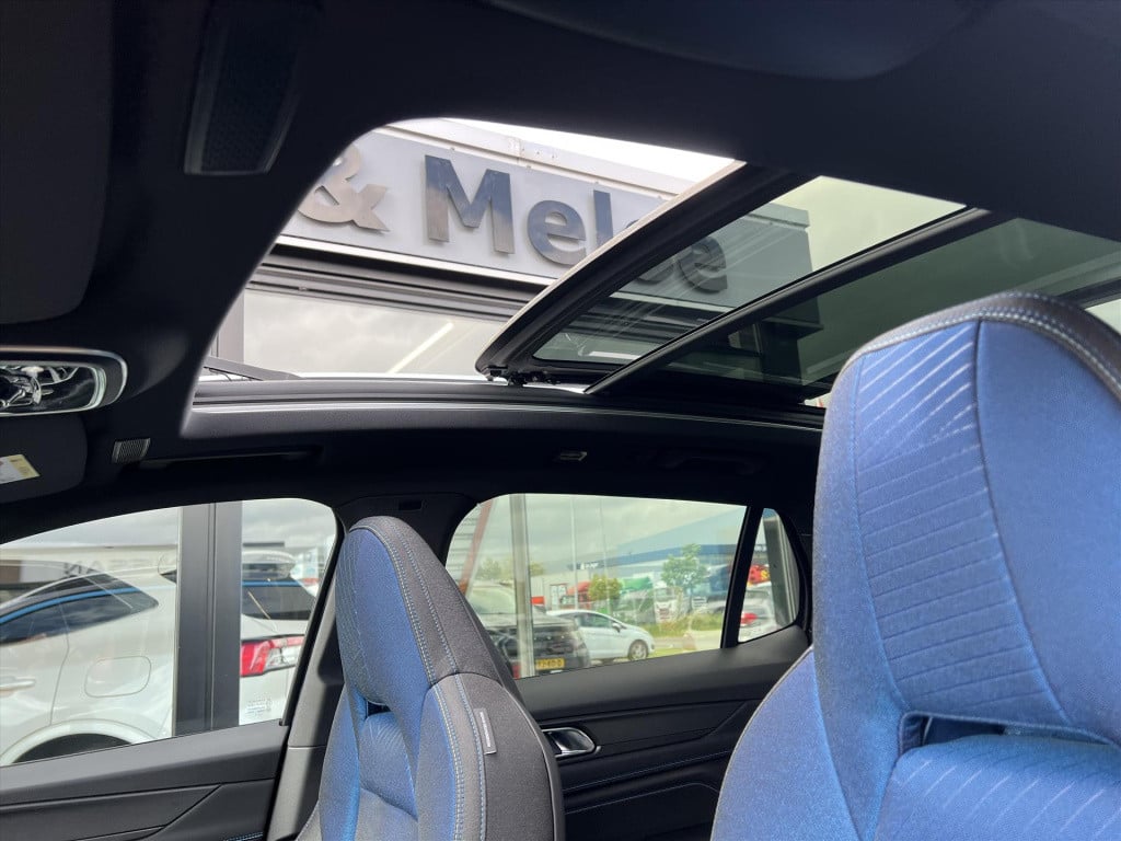 Lynk & Co 01 1.5 261pk plug in hybrid , ( komt 24 oktober binnen ) panodak 