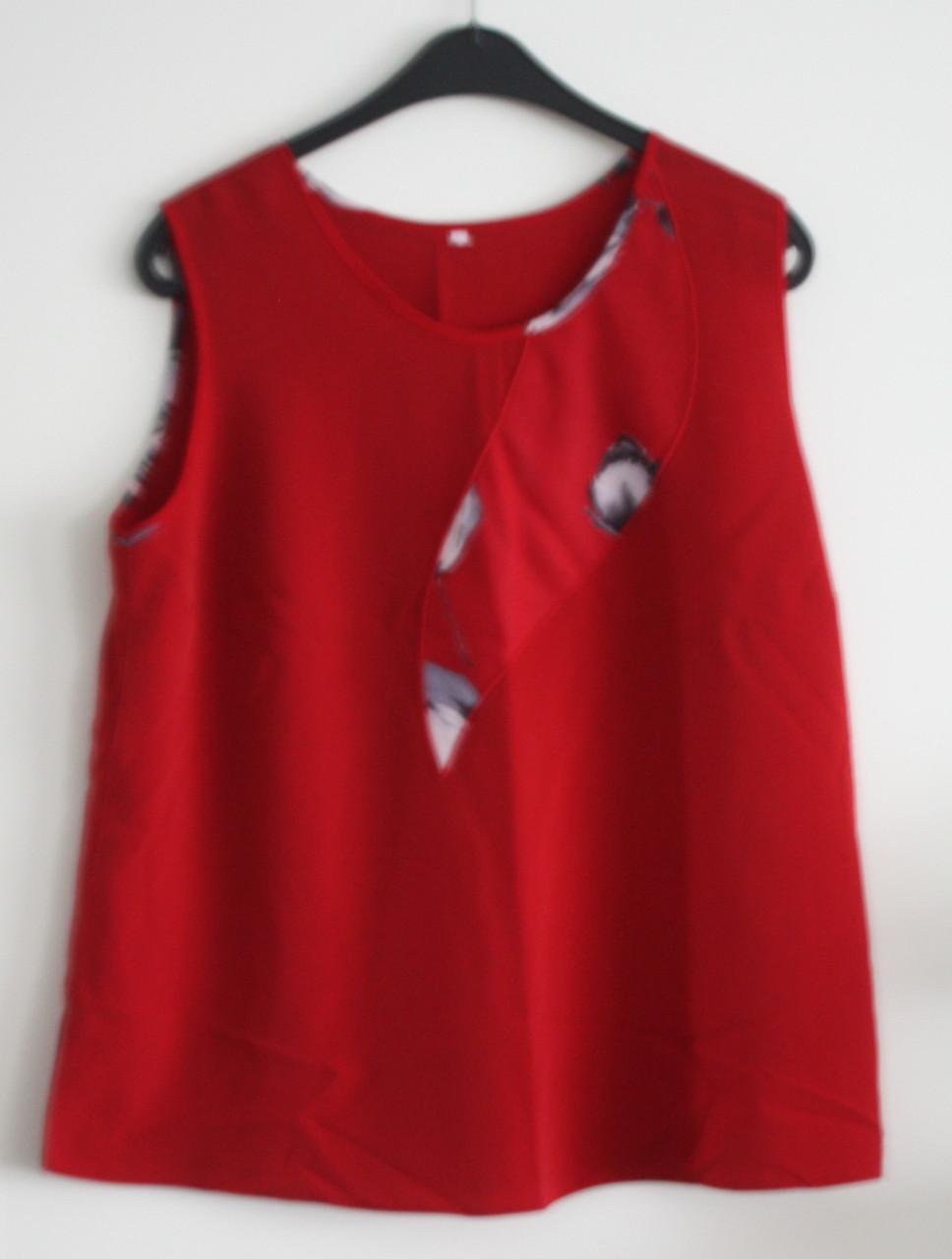 Rode top met bloem  maat L