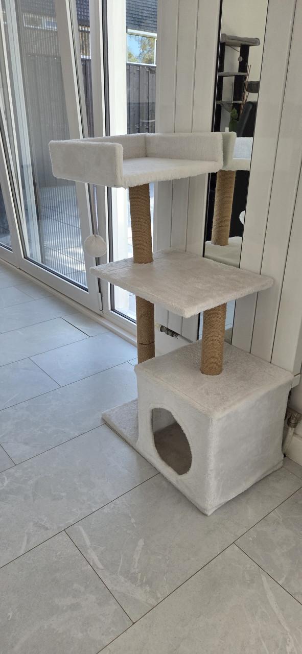 Mooie en compacte krabpaal / kattenboom – Wit pluche (Zgan)