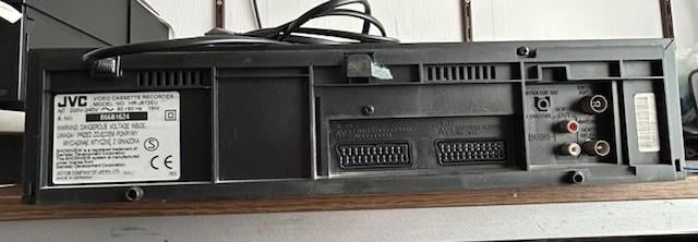 Te koop video recorder met dvd en banden